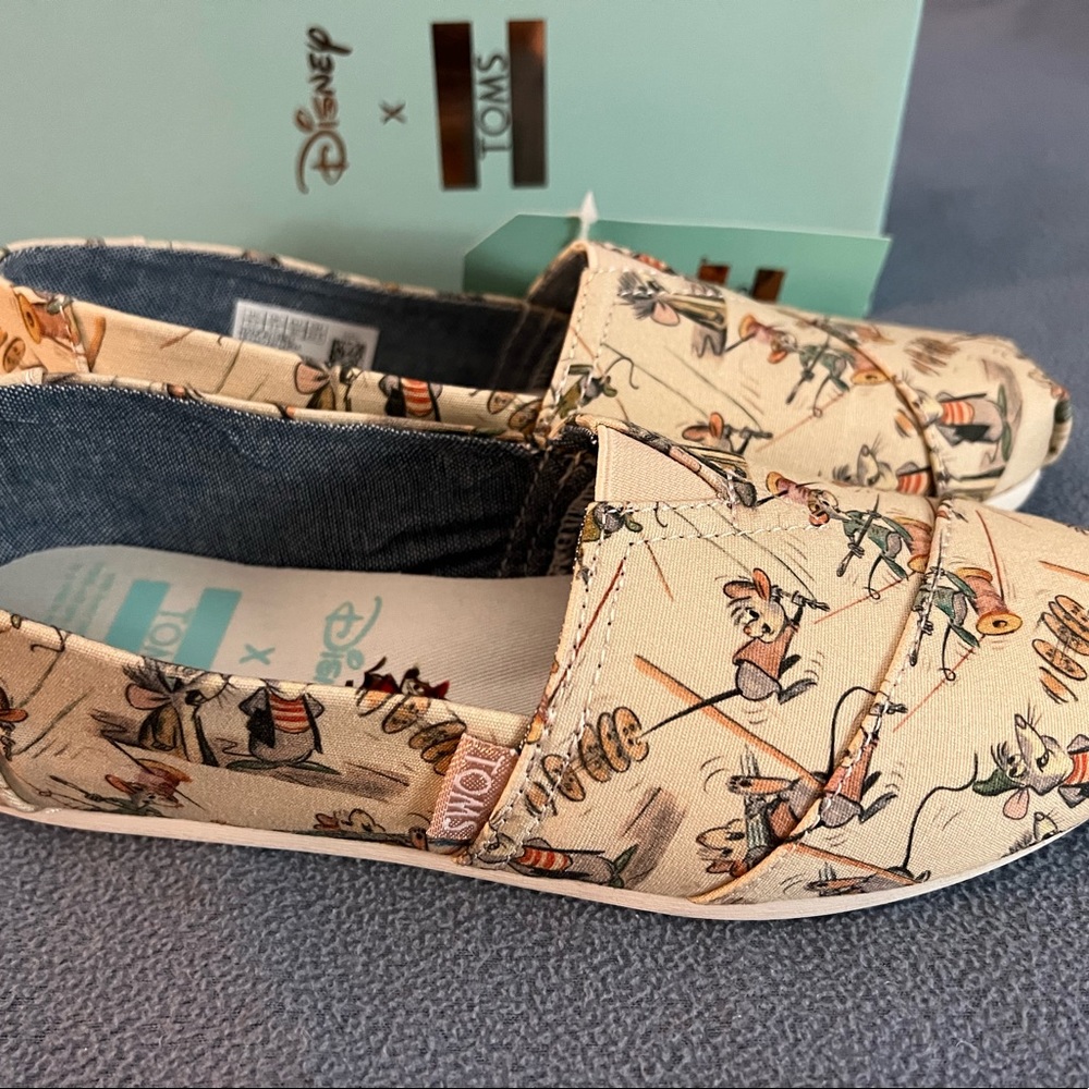 NWT 2018 TOMS x Disney Classic taupe Gus and Jaq printed canvas 5.5